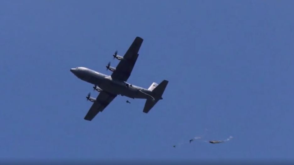 Moment desantu z samolotu Hercules C-130