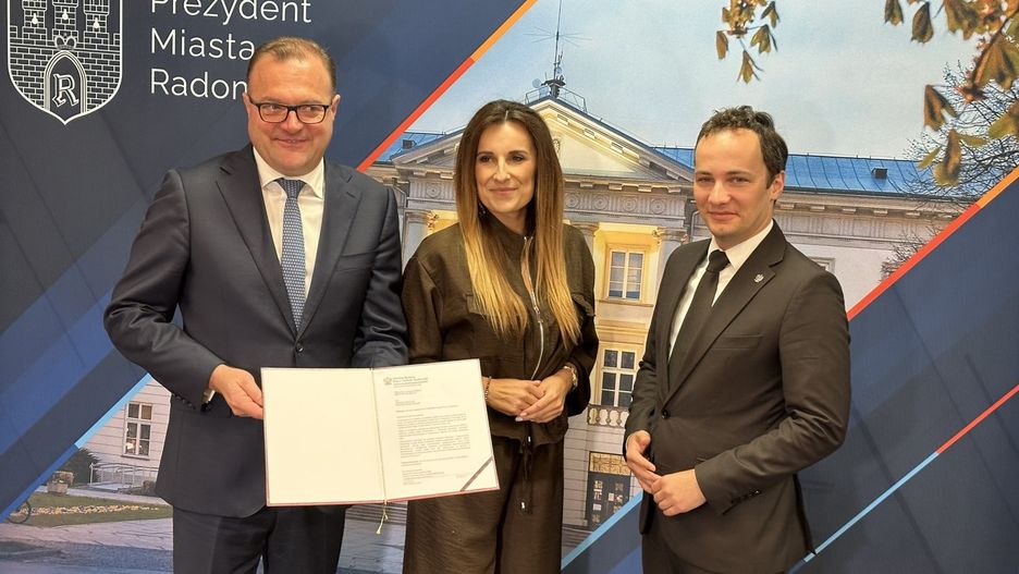 Prezydent Radomia Radosław Witkowski prezentuje zgodę ministerialną na utworzenie Miejskiego Urzędu Pracy. Obok Marta Michalska - Wilk, wiceprezydent Radomia i 
wicewojewoda Patryk Fajdek.