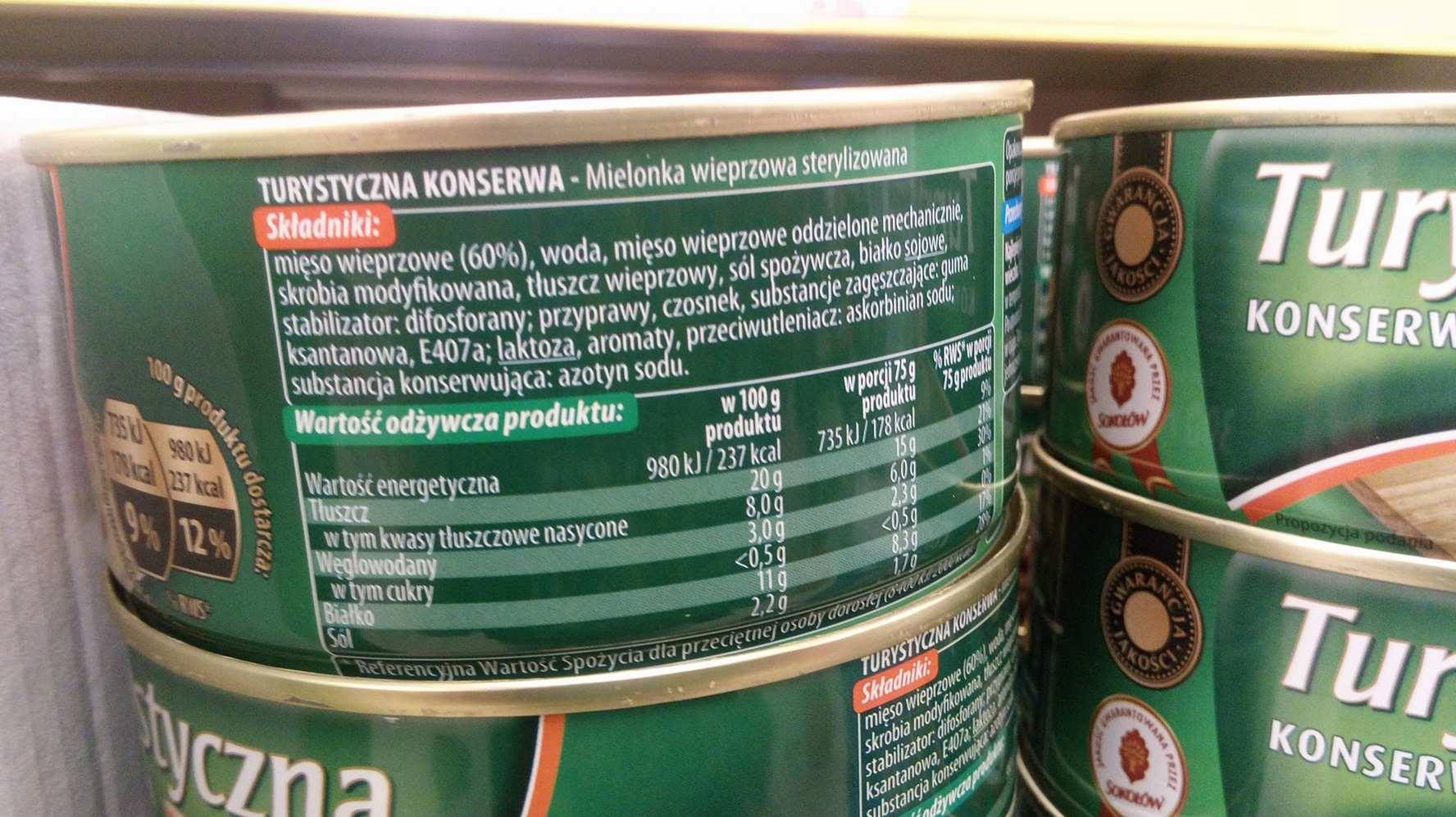 Konserwa turystyczna z Biedronki ma krótszy skład od odpowiednika z Lidla