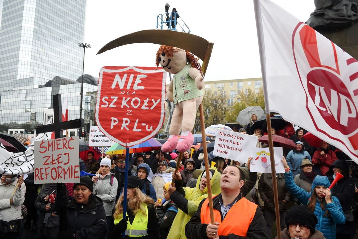 Nauczyciele protestują przeciw reformie edukacji. Utrudnienia w ruchu