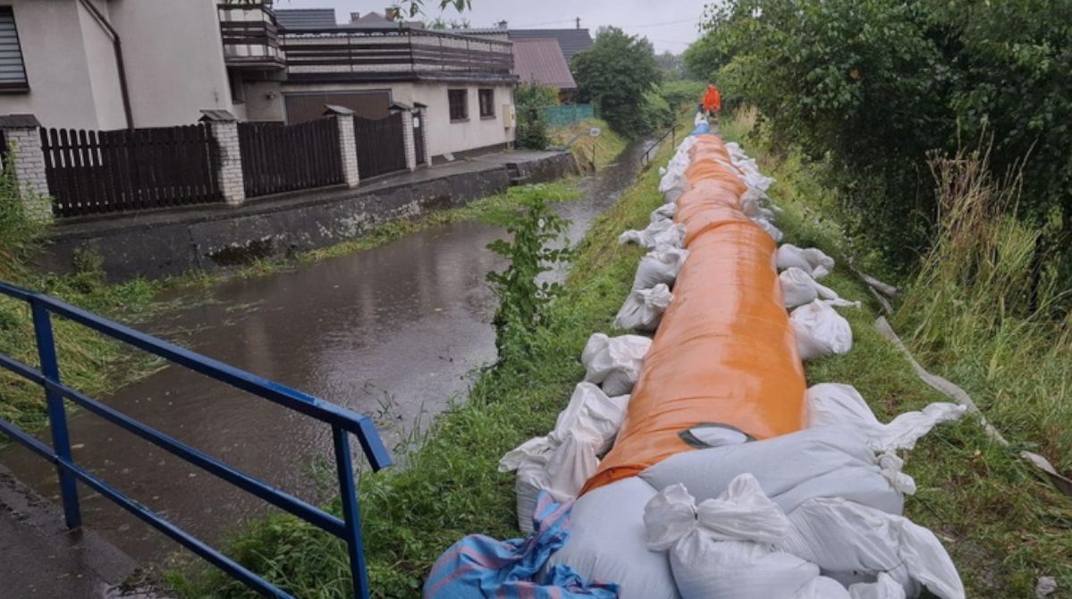 Ulewy w Beskidach. Ustroń przygotowany na najgorsze. Ułożono tysiące worków z piaskiem