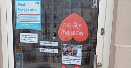 Księgarnia w Poznaniu odwróciła serduszko WOŚP. Dostało się też Owsiakowi