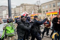 Warszawa. Protest przeciwników obostrzeń. Dwoje policjantów w szpitalu