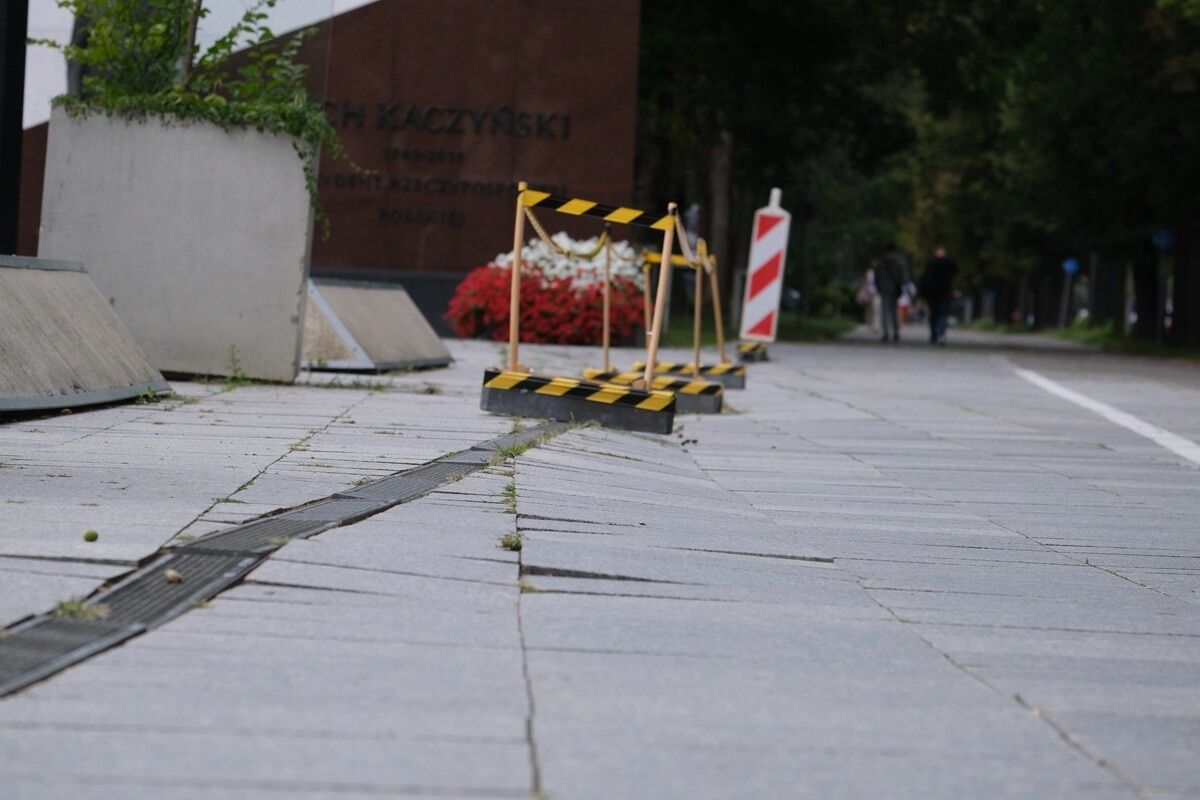 Zapadająca się nawierzchnia Placu Teatralnego