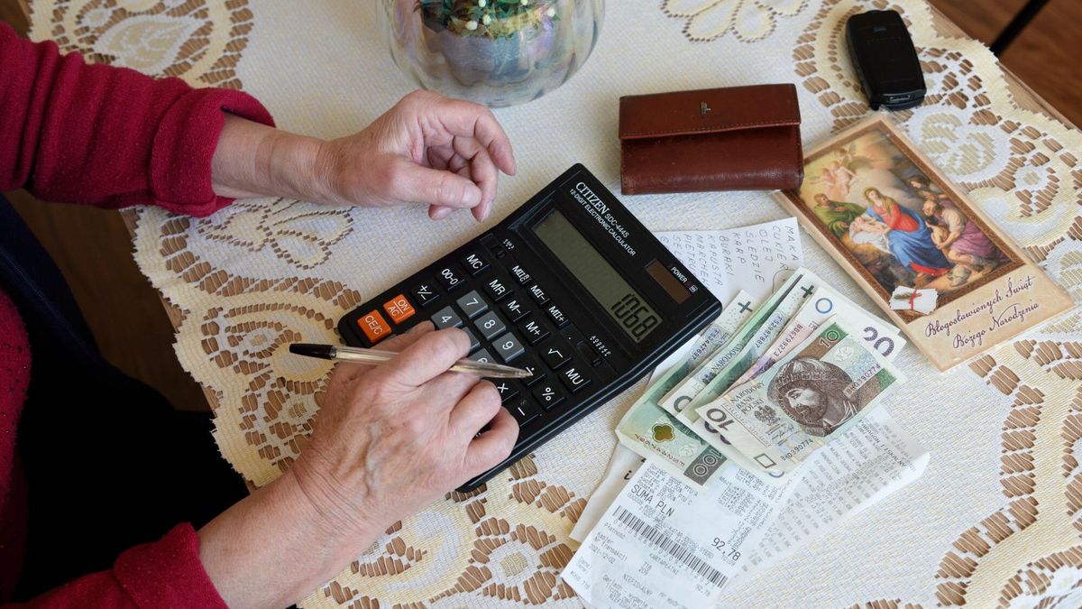 Emeryt liczący wydatki na Święta