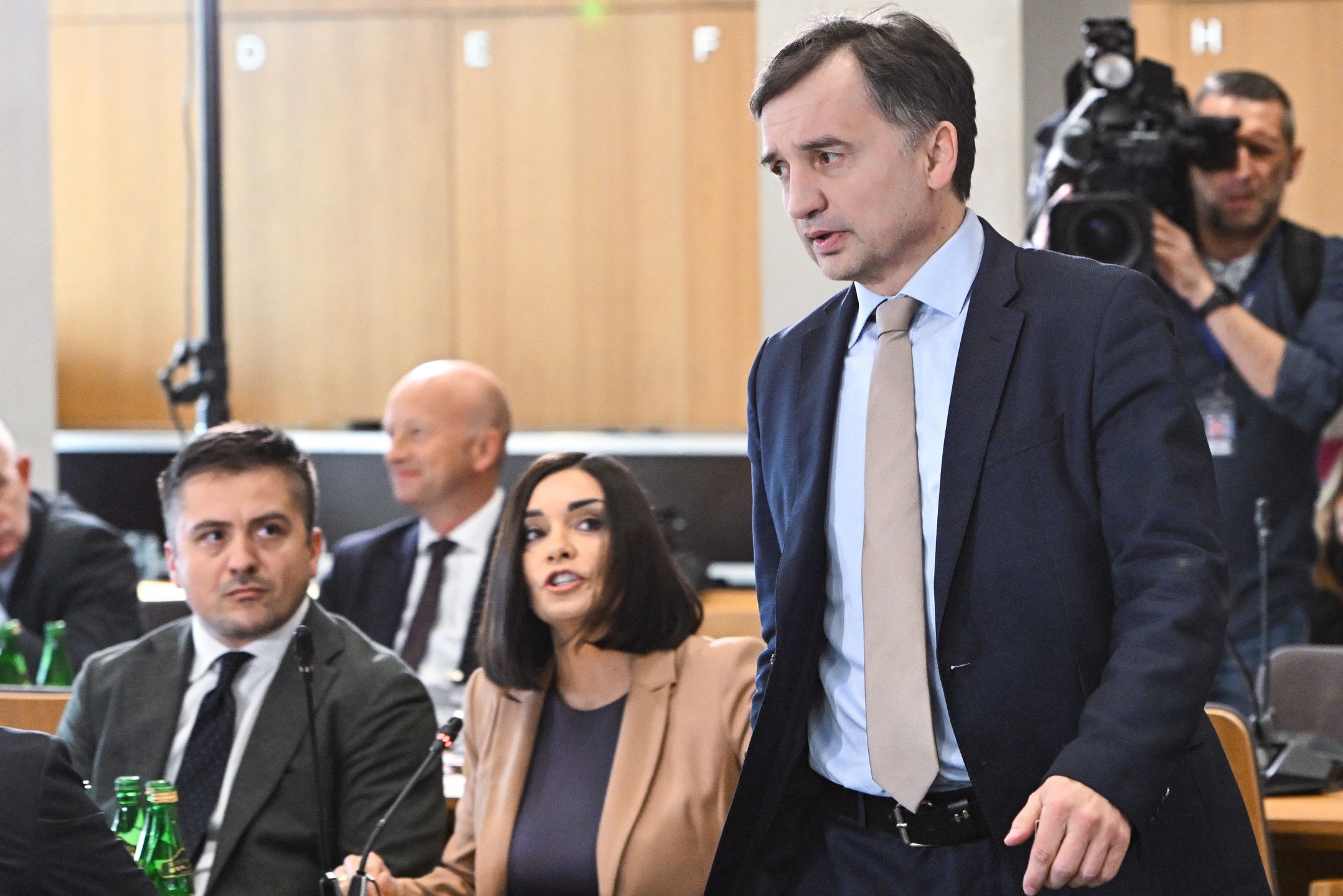 Warszawa, 20.02.2025. Poseł PiS Zbigniew Ziobro (P) na posiedzeniu Komisji Regulaminowej, Spraw Poselskich i Immunitetowych w Sejmie w Warszawie, 20 bm. Posłowie mają m.in. rozpatrzyć wniosek o wyrażenie przez Sejm zgody na aresztowanie w celu zapewnienia stawiennictwa na posiedzeniu Sejmowej Komisji Śledczej posła Zbigniewa Ziobry. (aldg) PAP/Radek Pietruszka