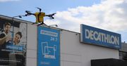 Decathlon chce dostarczać paczki dronem. Pierwsze próby już trwają. I to w Polsce