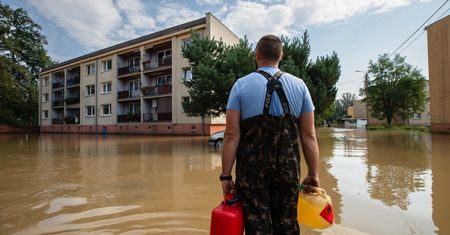 Urlop dla powodzian. Tłumaczymy, jaką pensję dostaną pracownicy