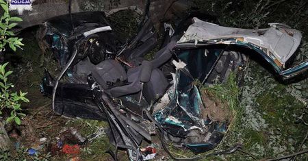 Tragiczny wypadek w Skierbieszowie. Zjechał z drogi i uderzył w drzewo. Nie żyje kierowca