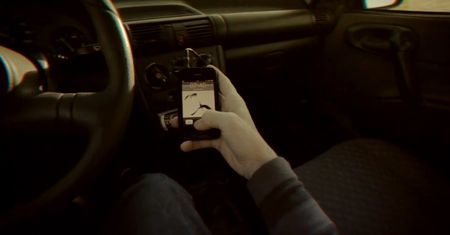 Czego nie należy robić z iPhone'em w samochodzie?