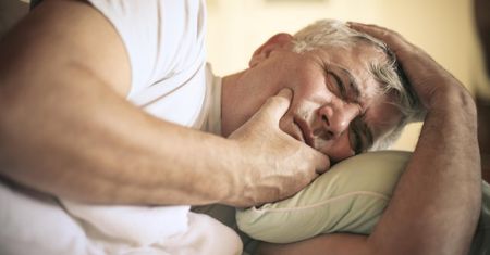 Pogarszają jakość snu. 4 suplementy, których nie powinieneś brać na noc