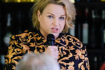"Puszczę go w skarpetach". O relacji z byłym mężem mówi jednoznacznie