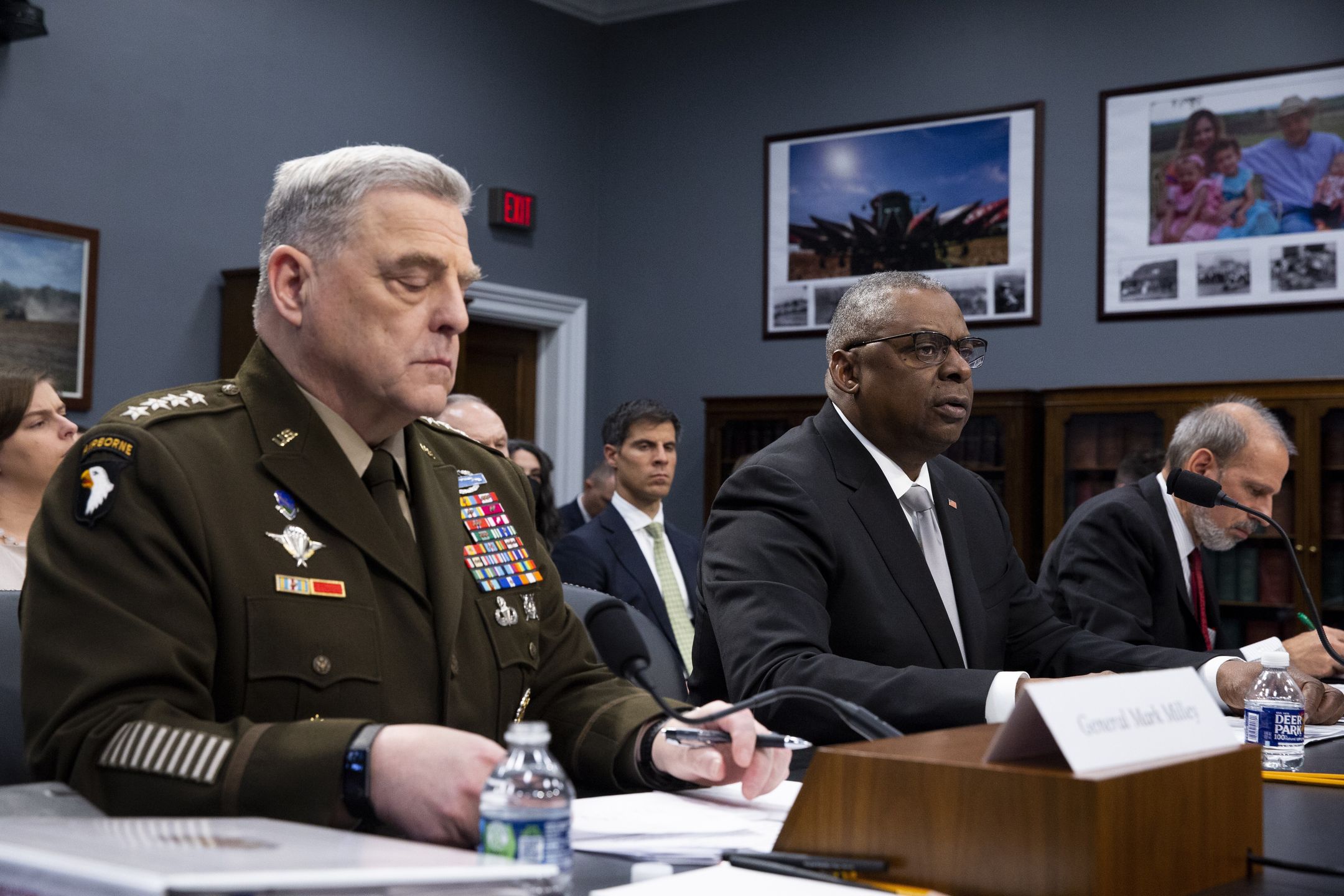 US Secretary of Defense Lloyd Austin (2-R) and Chairman of the Joint Chiefs of Staff Mark Milley (L) appear before the House Appropriations subcommittee hearing on the fiscal year 2023 Department of Defense, on Capitol Hill in Washington, DC, USA, 11 May 2022. US Secretary of Defense Lloyd Austin and Chairman of the Joint Chiefs of Staff Mark Milley faced questions from lawmakers on the current situation of the Russian invasion of Ukraine. EPA/MICHAEL REYNOLDS Dostawca: PAP/EPA.