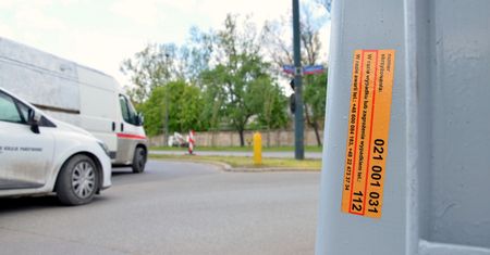 Oznakowano tysiące przejazdów kolejowych. Teraz łatwiej wezwać pomoc