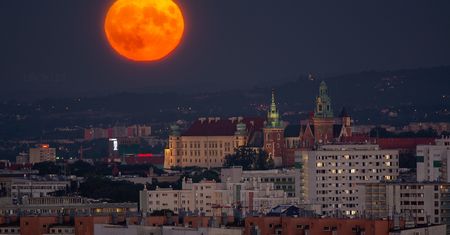 Niesamowite zdjęcie księżyca nad Krakowem. "Nadzieja umiera ostatnia"