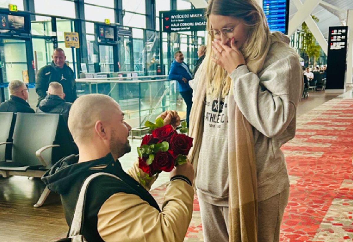 Sceny na lotnisku w Gdańsku. Natalia powiedziała "tak"
