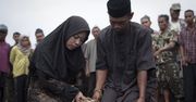 Publiczna chłosta w Aceh. Surowa kara za złamanie prawa religijnego