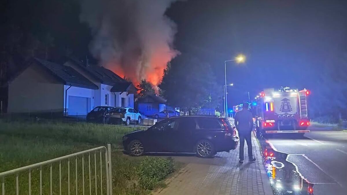Nocny pożar domu w budowie w Krężnicy Jarej