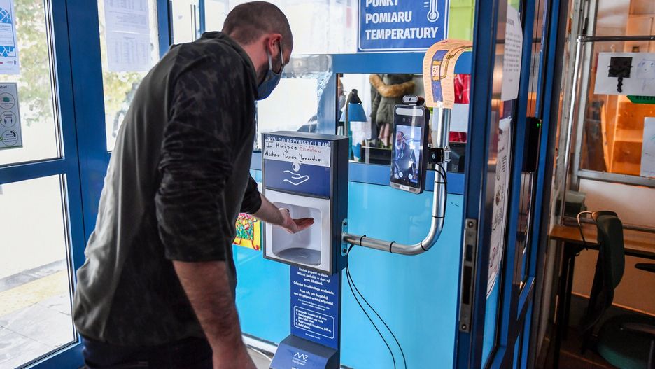 Najnowszy sondaż pokazuje, że Polacy są za powrotem najmłodszych dzieci do szkół