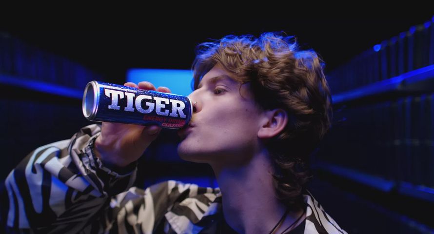 Tiger Energy Drink wraca z nową kampanią, Wojtek Sokół w reklamie