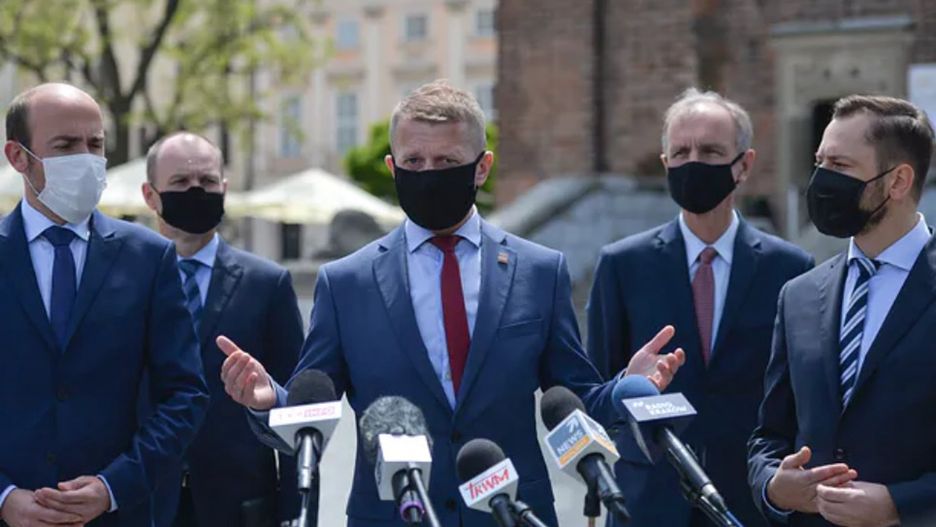 Ireneusz Raś w otoczeniu polityków PO na konferencji prasowej w Krakowie