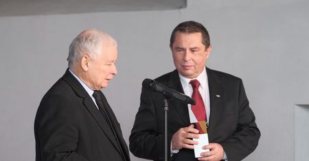 Jarosław Kaczyński wręczał nagrodę bez maseczki. Barbara Nowacka komentuje