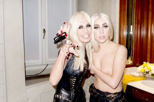 Gaga pozuje topless z Donatellą! JAK SIOSTRY?
