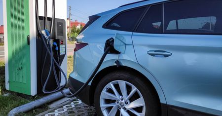 Elektryki przejmą polskie drogi za... 2100 lat?