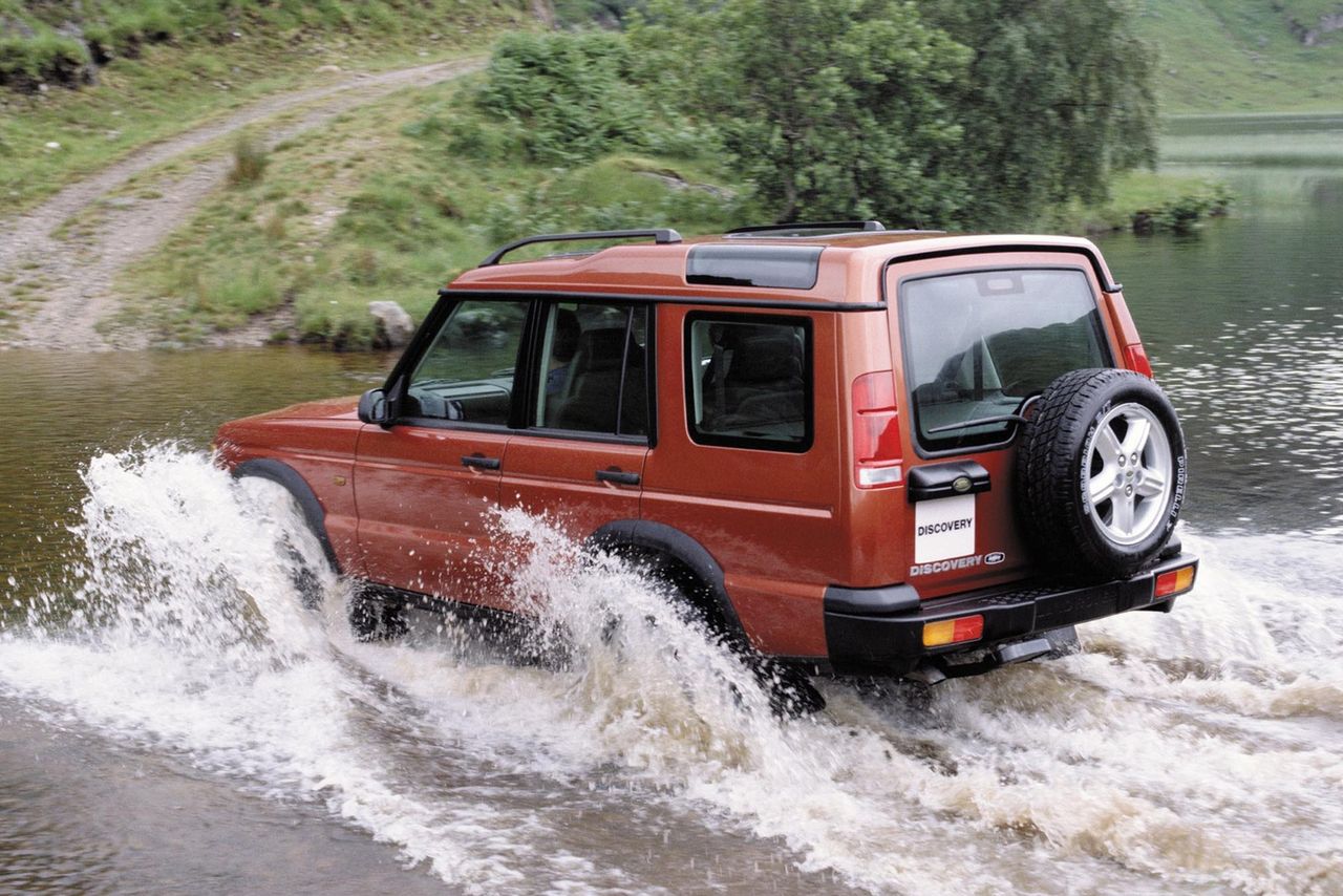 Land Rover Discovery II - znakomite auto terenowe na ramie, która okazuje się być jego największą bolączką. Potwornie koroduje.