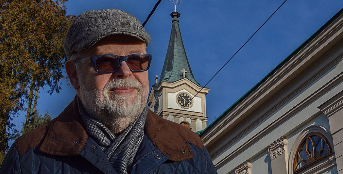 Andrzej Molin przed kościołem w Wiśle 