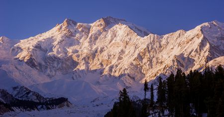 Nanga Parbat. Niedostępny szczyt z dramatyczną historią