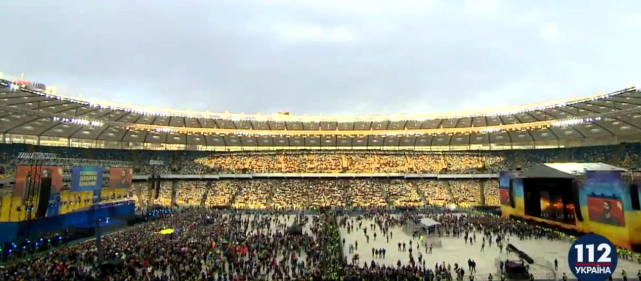 Debata prezydencka na Ukrainie. Stanęli na dwóch krańcach stadionu