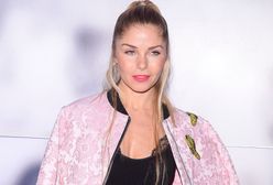 Ewa Szabatin pozuje w samym ręczniku. Uważny obserwator zobaczył w kadrze zabawną rzecz