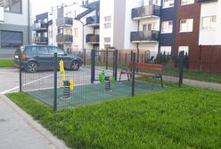 Plac zabaw dla dwójki dzieci. Kuriozum na wrocławskim osiedlu