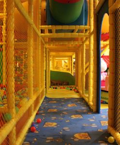 Chwile grozy na sali zabaw w Poznaniu. Matka 8-latka oskarża