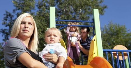 Brudne piaskownice i dziurawe podesty. Polskie place zabaw pod lupą
