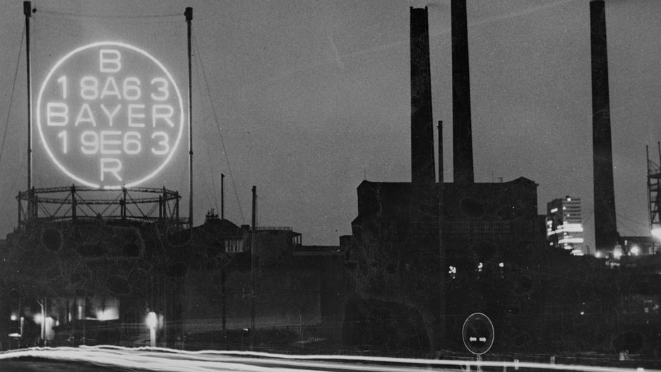 Neon upamiętniający 100. rocznicę powstania koncernu Bayer