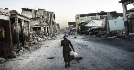 Tomasz Woźny laureatem BZ WBK Press Photo 2010 za reportaż z Haiti