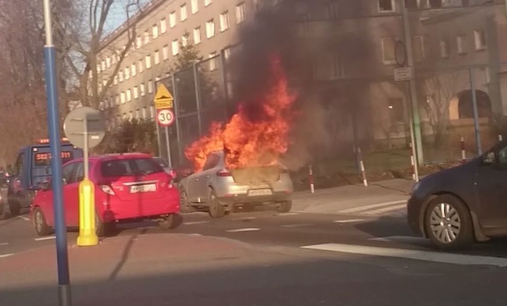Pożar auta na warszawskiej Woli