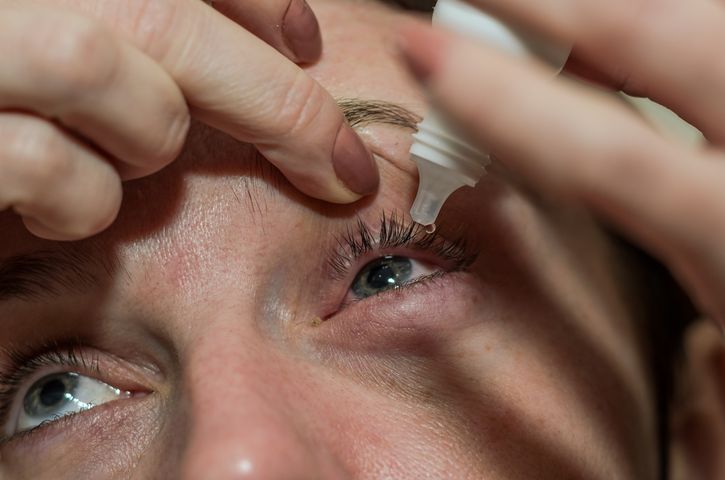 Tobradex włącza się do leczenia chorób oczu, którym może towarzyszyć zakażenie