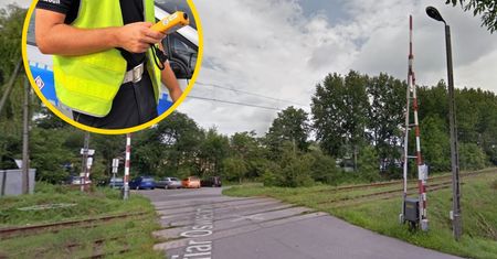 Groza. Z 6-letnią córką w aucie wjechał na tory. Rogatki się zamknęły