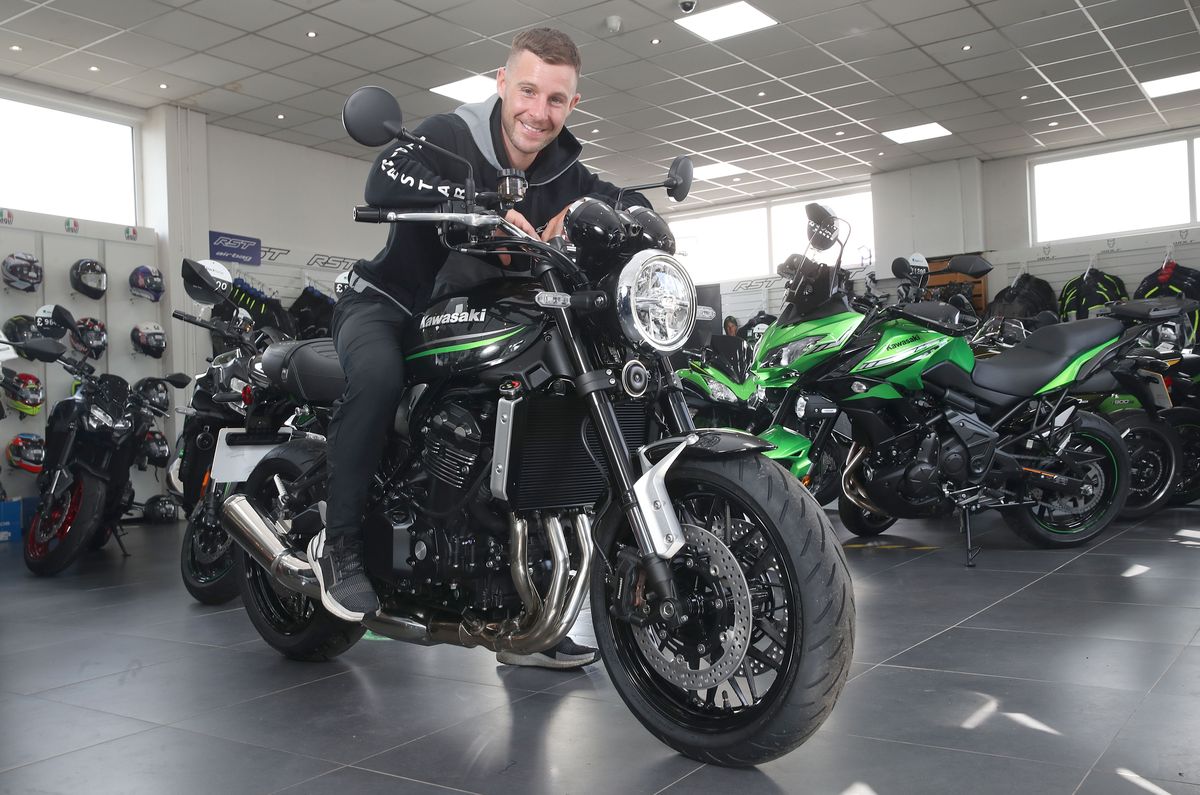 Jonathan Rea i jego kawasaki Z900RS