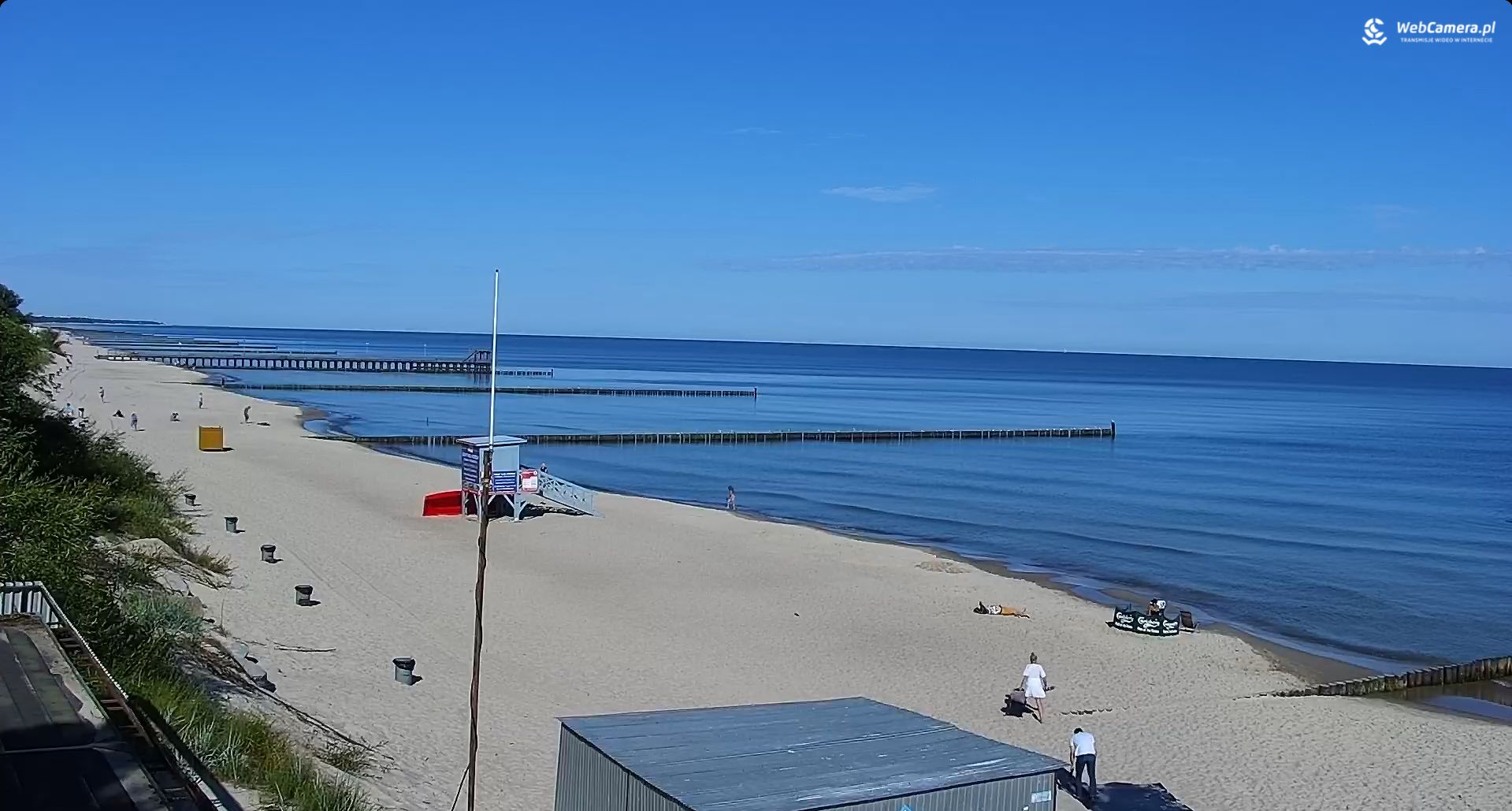 Ustronie Morskie. Plażowicze zameldowali się tuż przy brzegu już o 8:35