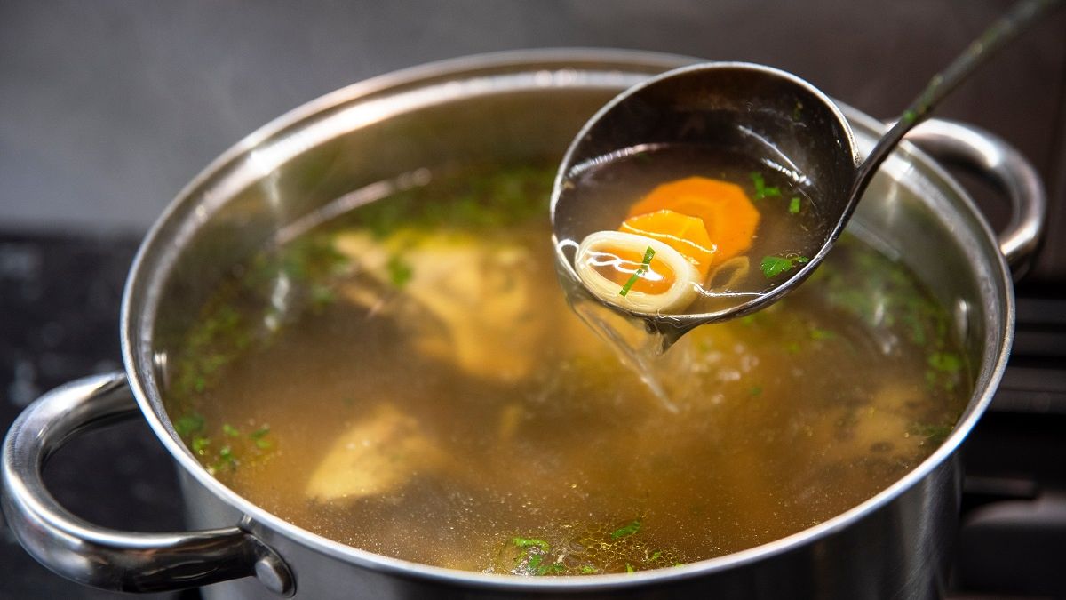 Zimą do rosołu wrzucam dwa dodatkowe składniki. Lepiej smakuje i jest znacznie zdrowszy