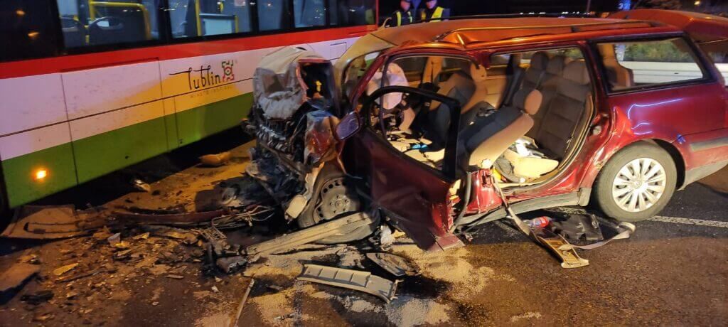 Volkswagen uderzył w autobus przegubowy na al. Witosa