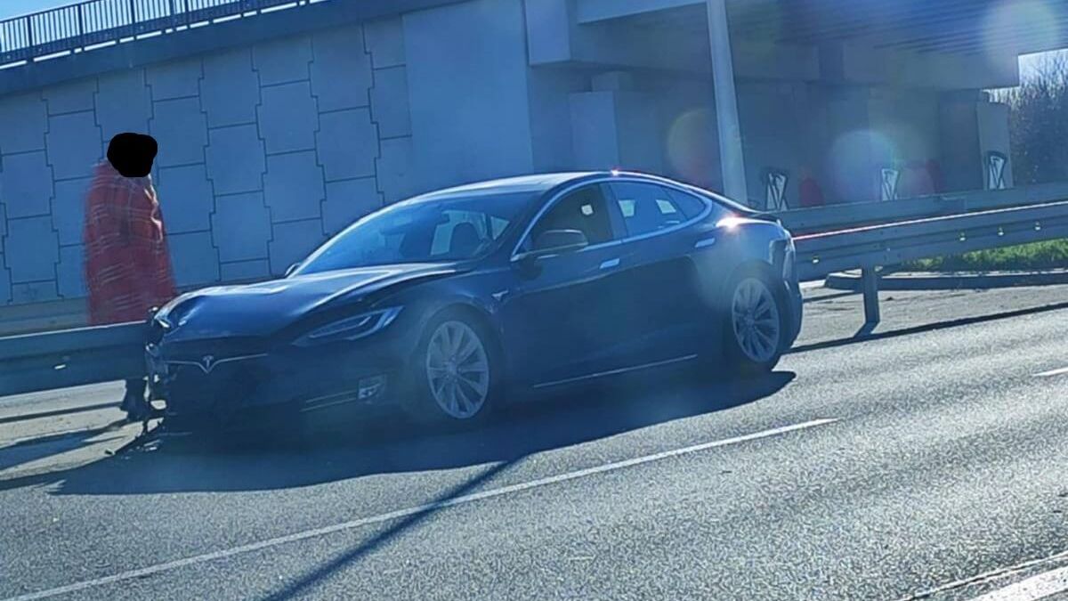 Tesla uderzyła w bariery na al. Spółdzielczości Pracy, obok Ikei