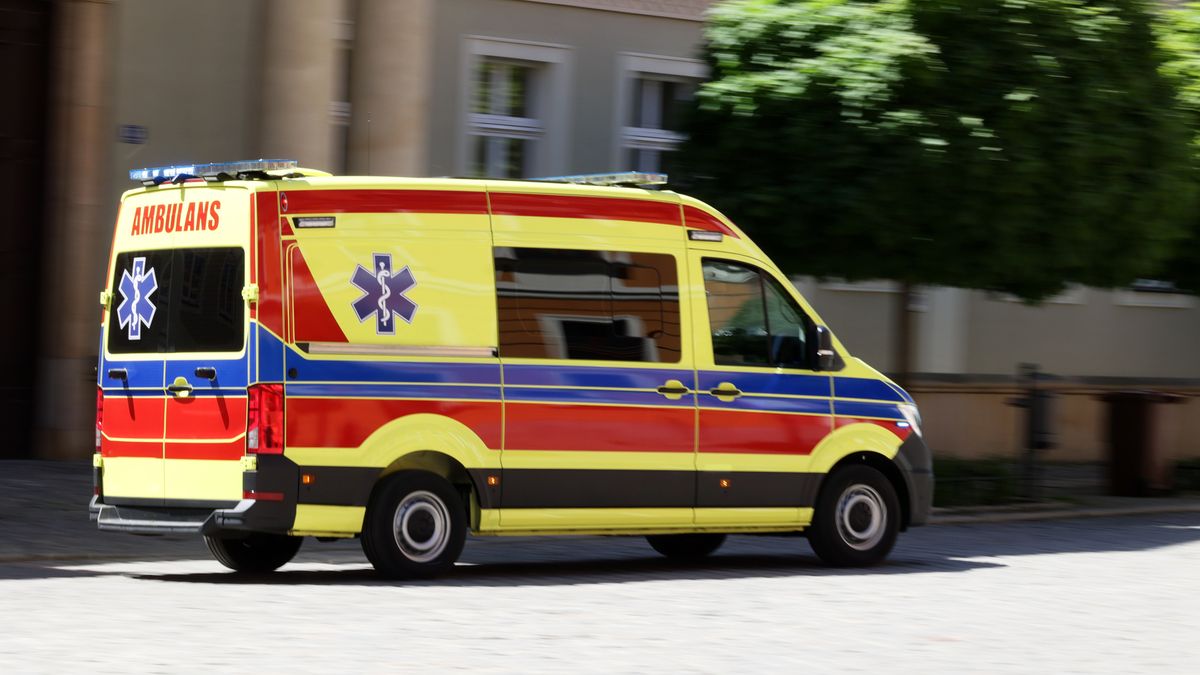 DAREK11
karetka, medyczna, jedzie, pomoc, chory, ratunek, wypadek, incydent, zgon, szpital, medycyna, lekarz, ratownik, zdarzenie, 112, pogotowie ratunkowe, niebieski, samochód, opieka, miasto, europa, szybki, pierwszy, zdrowie, opieka zdrowotna, zabezpieczenie, medyczne, transport chorych, bus, nosze, życie, strajk, przychodnia, polska, ukraina, uchodźca, serce, przeszczep, covid, szczepionka, zastrzyk