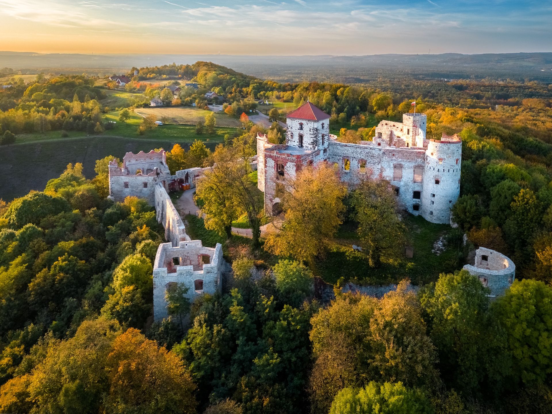 Zamek Tenczyn znajduje się w gminie Krzeszowice