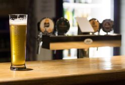 Koronawirus w Wielkiej Brytanii. Wejście do pubu tylko z "certyfikatem szczepiennym"? Trwa debata