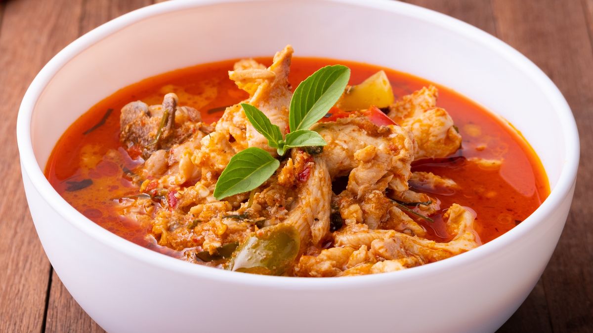 Zupa z dodatkiem kurczaka i warzyw 